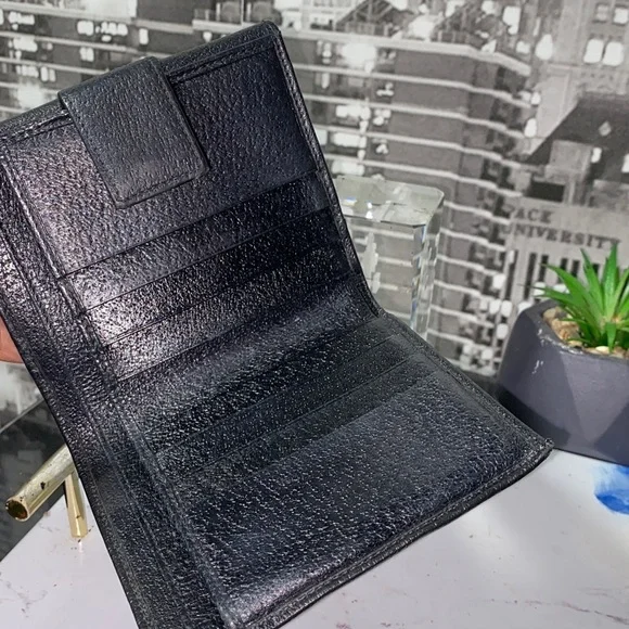 Authentic Gucci Black Textured Leather Wallet - Picture 5 of 14